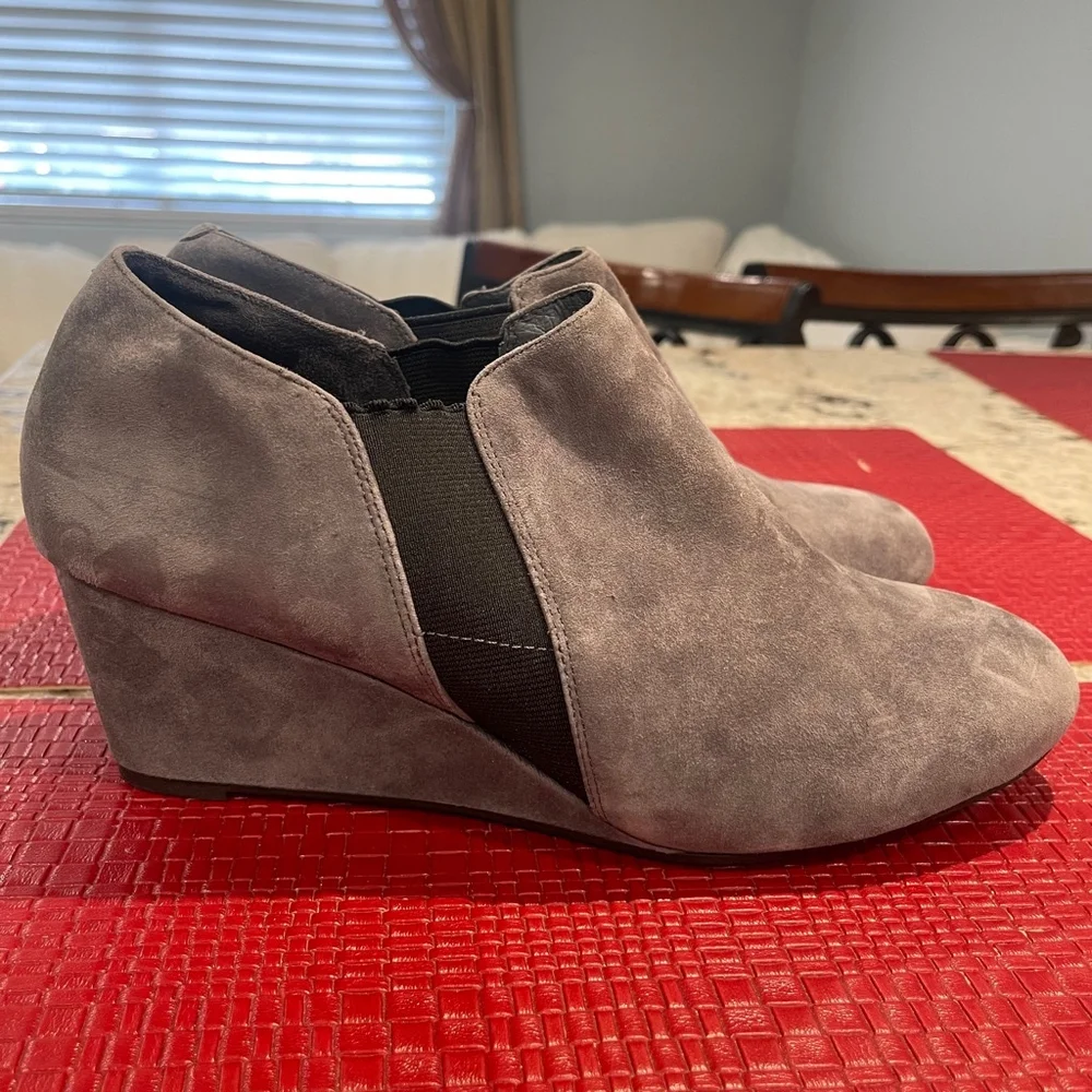 Vionic women’s Boots Gray Size 9.5 new